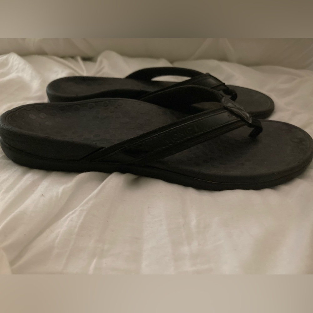 Vionic Flip Flops Size 8
